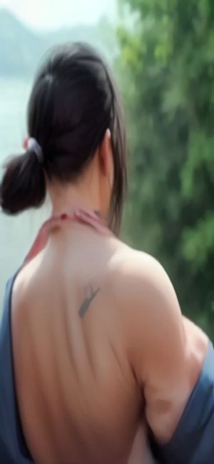 糖心破解版首页推荐流，采用卡片式布局，每个视频卡片圆角阴影设计，背景为奶油色，整体风格简洁柔和